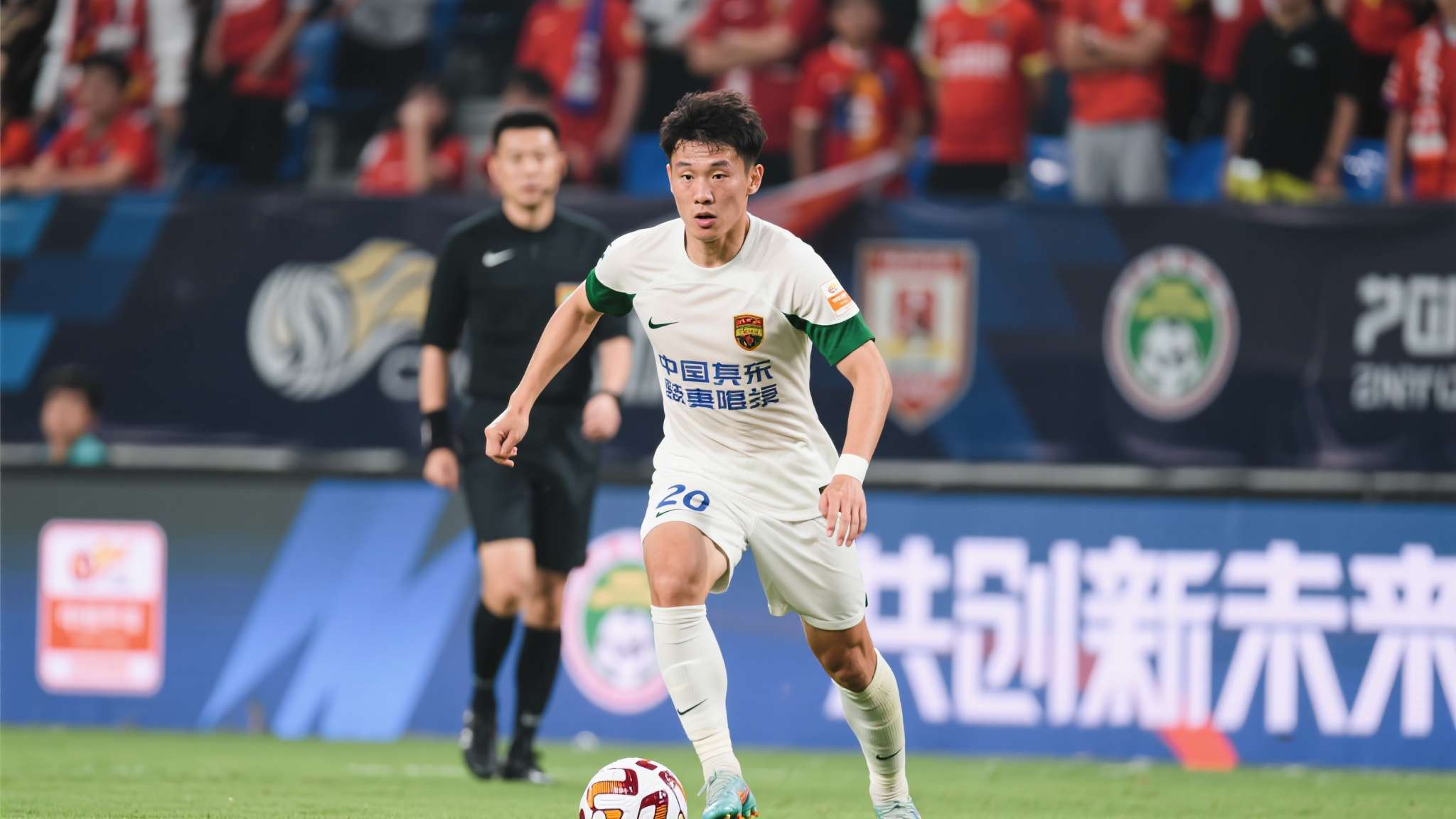 鲁能未雨绸缪!本赛季将提前培养李源一接班人,球迷都看好他上位 作为球队近年最重要的后腰之一,李源一凭借出色的比赛阅读能力和团队领导力深受球迷喜